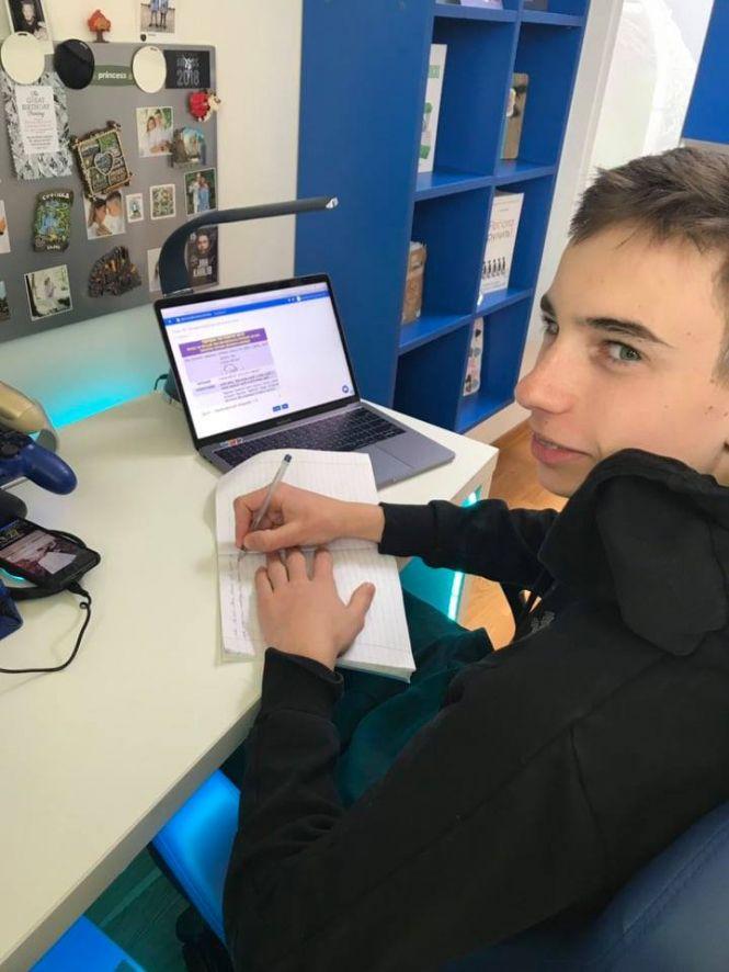 Уроки онлайн, контрольні через інтернет, без рюкзаків та ранніх підйомів: як вчаться діти у дистанційній школі, фото №1 на сайті 20minut.ua
