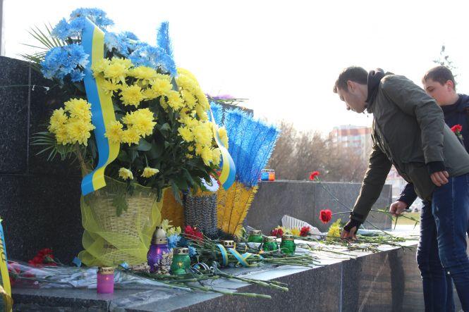 Новини Хмельницького - фото з Хмельничани вшанували військових, які визволяли місто від нацистів Хмельничани вшанували військових, які визволяли місто від нацистів, фото №4 на сайті vsim.ua