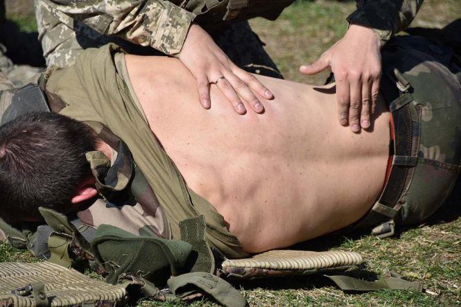 Новини Хмельницького - фото з Як хмельницькі спецпризначенці вчаться зупиняти кровотечу і закривати рани Як хмельницькі спецпризначенці вчаться зупиняти кровотечу і закривати рани, фото №4 на сайті vsim.ua