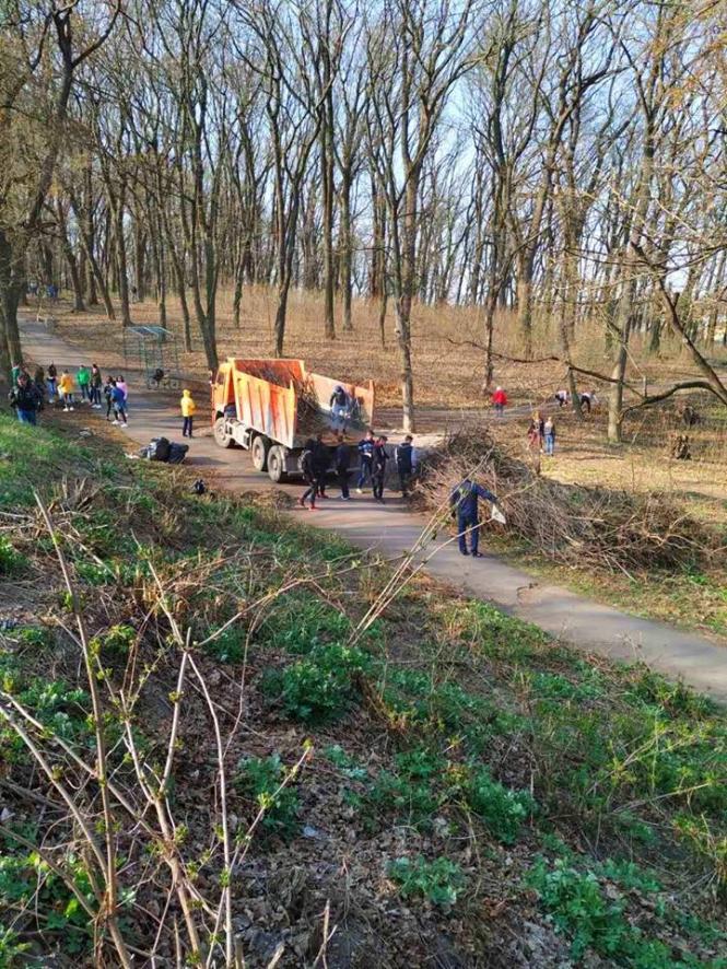 Новини Кам'янця-Подільського - фото з Школярі та студенти прибирають парк: у Кам'янці триває весняна толока Школярі та студенти прибирають парк: у Кам'янці триває весняна толока, фото №1 на сайті 20minut.ua