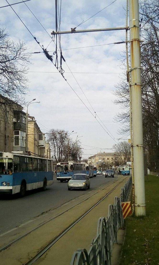 Новини Вінниці - фото з На вулиці Пирогова зламався стовп. Тролейбуси стояли майже три години На вулиці Пирогова зламався стовп. Тролейбуси стояли майже три години, фото №14 на сайті 20minut.ua