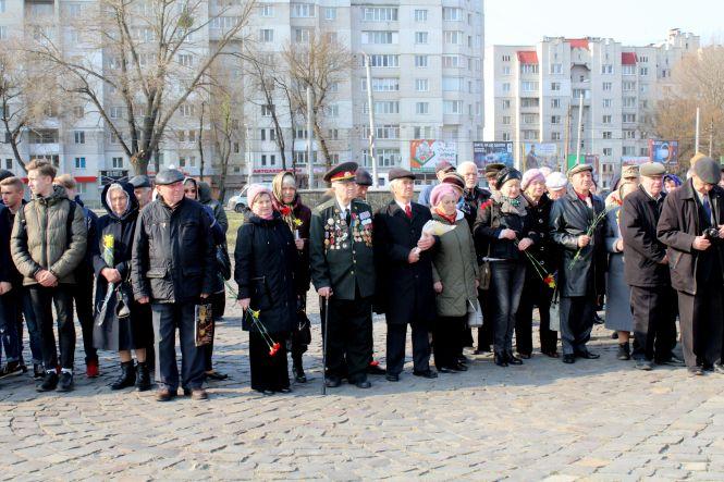 Новини Хмельницького - фото з Хмельничани вшанували військових, які визволяли місто від нацистів Хмельничани вшанували військових, які визволяли місто від нацистів, фото №2 на сайті vsim.ua
