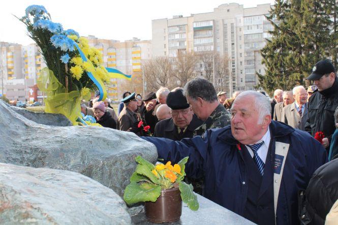 Новини Хмельницького - фото з Хмельничани вшанували військових, які визволяли місто від нацистів Хмельничани вшанували військових, які визволяли місто від нацистів, фото №3 на сайті vsim.ua