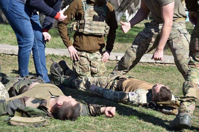 Новини Хмельницького - фото з Як хмельницькі спецпризначенці вчаться зупиняти кровотечу і закривати рани Як хмельницькі спецпризначенці вчаться зупиняти кровотечу і закривати рани, фото №5 на сайті vsim.ua