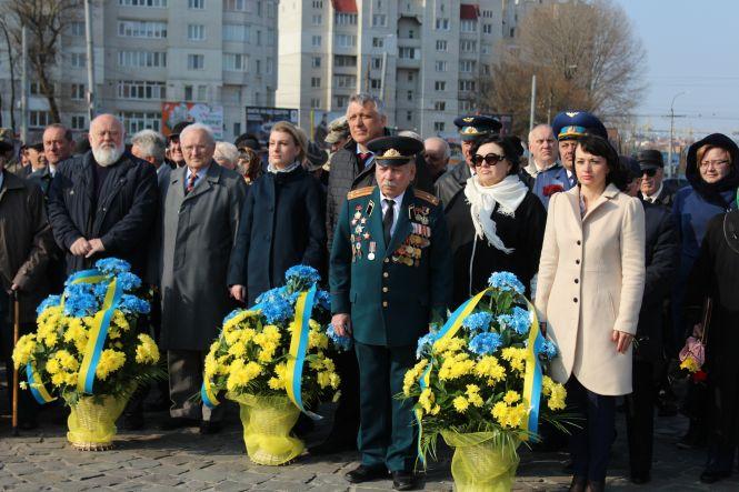 Новини Хмельницького - фото з Хмельничани вшанували військових, які визволяли місто від нацистів Хмельничани вшанували військових, які визволяли місто від нацистів, фото №1 на сайті vsim.ua