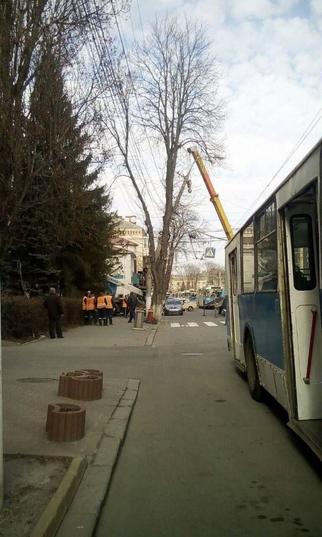 Новини Вінниці - фото з На вулиці Пирогова зламався стовп. Тролейбуси стояли майже три години На вулиці Пирогова зламався стовп. Тролейбуси стояли майже три години, фото №15 на сайті 20minut.ua