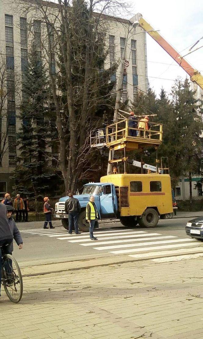 Новини Вінниці - фото з На вулиці Пирогова зламався стовп. Тролейбуси стояли майже три години На вулиці Пирогова зламався стовп. Тролейбуси стояли майже три години, фото №10 на сайті 20minut.ua