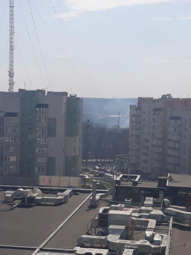 Новини Вінниці - фото з Вишенька в диму: густий чорний стовп видно на заході Вінниці. Що горить? Вишенька в диму: густий чорний стовп видно на заході Вінниці. Що горить?, фото №2 на сайті 20minut.ua