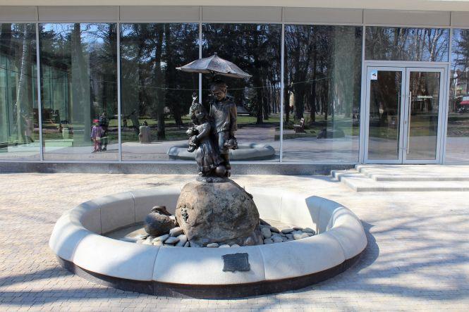 Новини Вінниці - фото з Фото дня. У центрі Вінниці поставили бронзову жабу Фото дня. У центрі Вінниці поставили бронзову жабу, фото №3 на сайті 20minut.ua