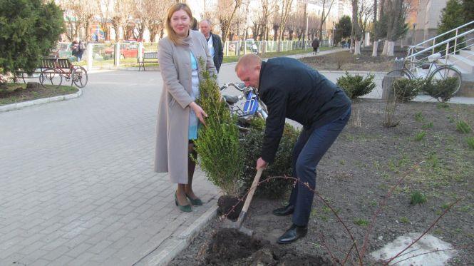Новини Козятина - фото з І людей лікувати, і туї саджати... І людей лікувати, і туї саджати..., фото №6 на сайті 20minut.ua