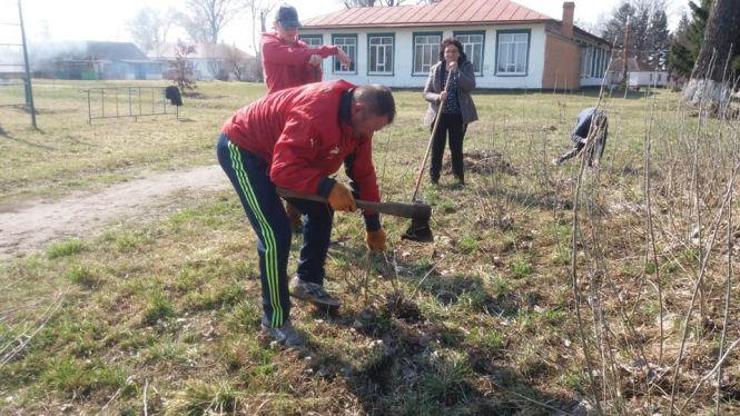 Новини Козятина - фото з Козятинські школи вийшли на суботник Козятинські школи вийшли на суботник, фото №6 на сайті 20minut.ua