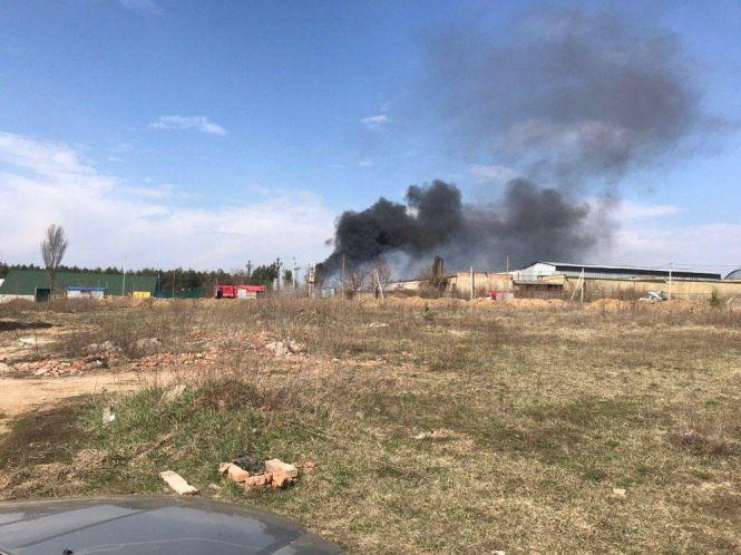 Новини Вінниці - фото з Вишенька в диму: густий чорний стовп видно на заході Вінниці. Що горить? Вишенька в диму: густий чорний стовп видно на заході Вінниці. Що горить?, фото №1 на сайті 20minut.ua