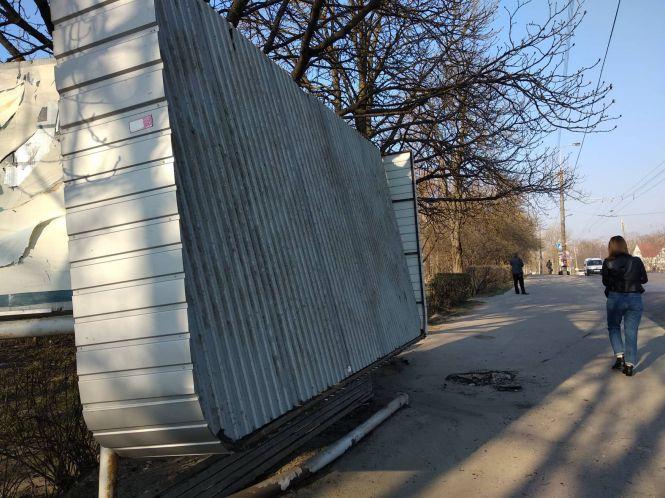 Новини Тернополя - фото з На Бережанській водій врізався в зупинку транспорту На Бережанській водій врізався в зупинку транспорту, фото №1 на сайті 20minut.ua