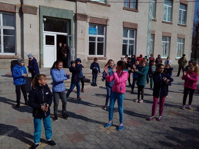Новини Козятина - фото з У глуховецькій школі відбувся фестиваль ранкової зарядки У глуховецькій школі відбувся фестиваль ранкової зарядки, фото №1 на сайті 20minut.ua