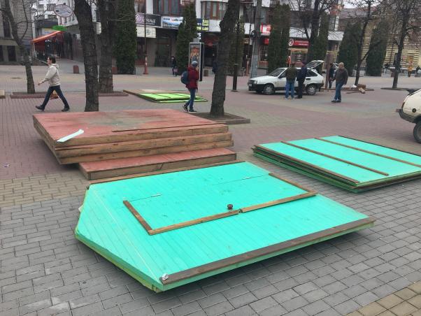 Фото дня: у центрі Хмельницького готуються до Великоднього ярмарку, фото №2 на сайті vsim.ua