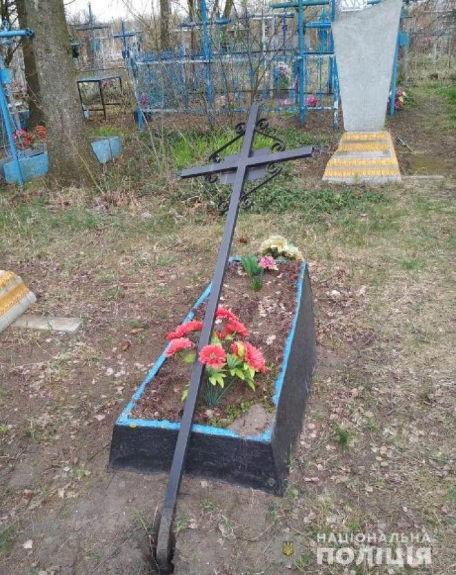 Підлітки розважались на... могилах: кримінал  у Махаринцях, фото №1 на сайті 20minut.ua