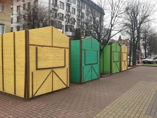 Фото дня: у центрі Хмельницького готуються до Великоднього ярмарку, фото №1 на сайті vsim.ua