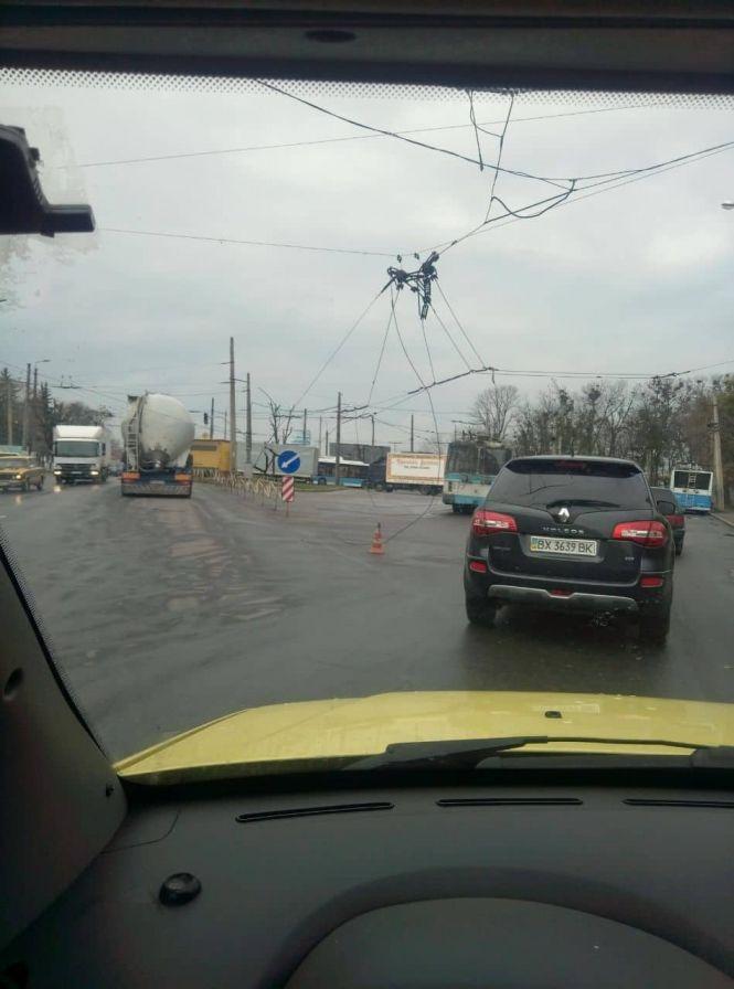 Новини Хмельницького - фото з Біля «Катіона» вантажівка обірвала контактну мережу. Як їздять тролейбуси Біля «Катіона» вантажівка обірвала контактну мережу. Як їздять тролейбуси, фото №1 на сайті vsim.ua