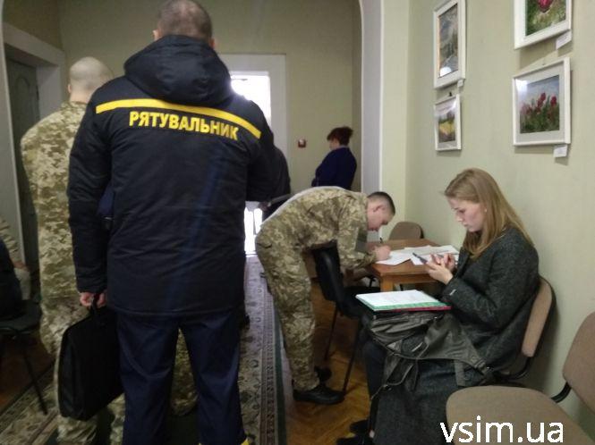 Новини Хмельницького - фото з Довгі черги, але без скандалів: як у Хмельницькому міняють місце голосування Довгі черги, але без скандалів: як у Хмельницькому міняють місце голосування, фото №7 на сайті vsim.ua