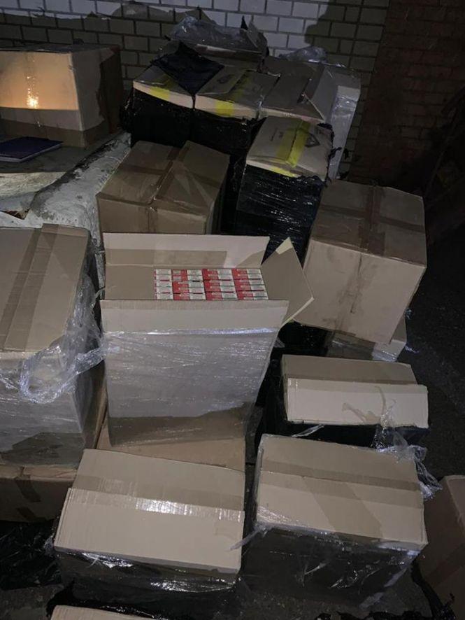 Новини Хмельницького - фото з У хмельничанки конфіскували нелегальних сигарет на  півтора мільйона гривень У хмельничанки конфіскували нелегальних сигарет на  півтора мільйона гривень, фото №2 на сайті vsim.ua
