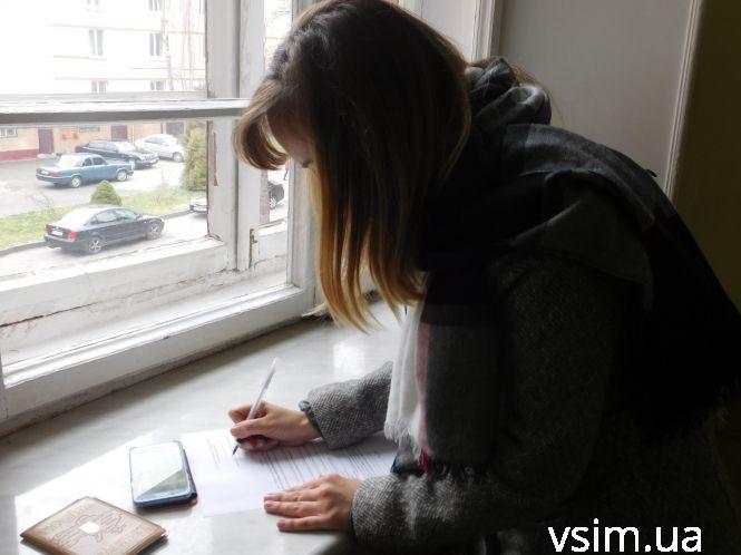 Новини Хмельницького - фото з Довгі черги, але без скандалів: як у Хмельницькому міняють місце голосування Довгі черги, але без скандалів: як у Хмельницькому міняють місце голосування, фото №10 на сайті vsim.ua