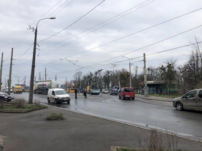 Біля «Катіона» вантажівка обірвала контактну мережу. Як їздять тролейбуси, фото №2 на сайті vsim.ua