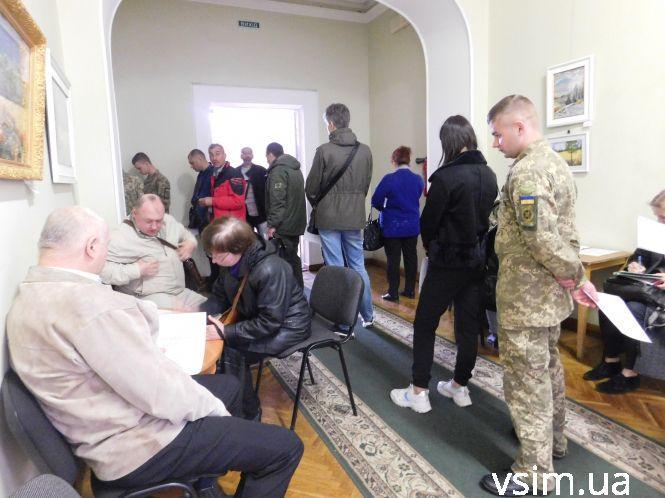 Новини Хмельницького - фото з Довгі черги, але без скандалів: як у Хмельницькому міняють місце голосування Довгі черги, але без скандалів: як у Хмельницькому міняють місце голосування, фото №5 на сайті vsim.ua