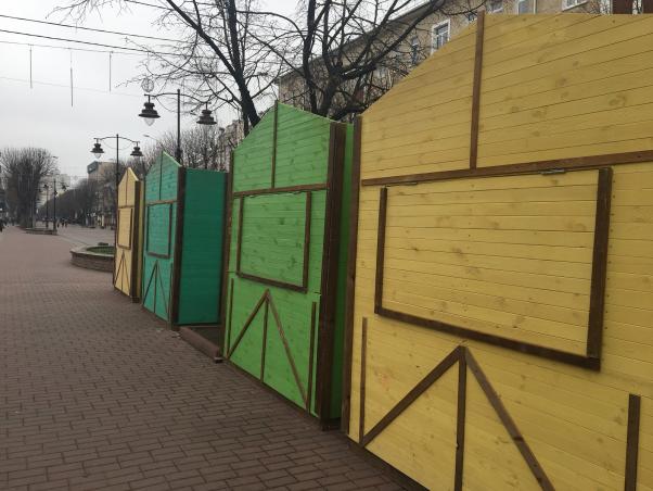 Фото дня: у центрі Хмельницького готуються до Великоднього ярмарку, фото №3 на сайті vsim.ua