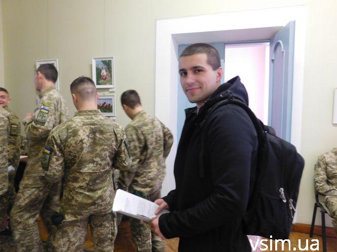 Новини Хмельницького - фото з Довгі черги, але без скандалів: як у Хмельницькому міняють місце голосування Довгі черги, але без скандалів: як у Хмельницькому міняють місце голосування, фото №4 на сайті vsim.ua