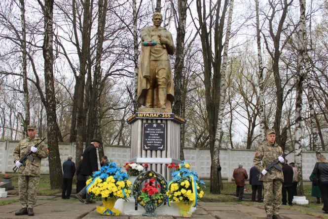 Новини Хмельницького - фото з У Хмельницькому вшанували пам’ять в’язнів нацистських концтаборів У Хмельницькому вшанували пам’ять в’язнів нацистських концтаборів, фото №1 на сайті vsim.ua