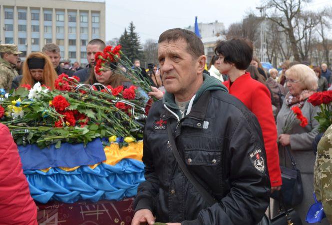У Хмельницькому попрощалися із Миколою Неживим, який загинув на Сході, фото №2 на сайті vsim.ua