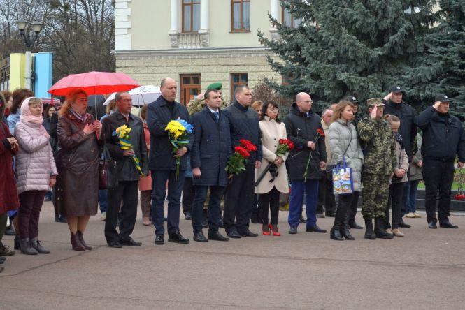 У Хмельницькому попрощалися із Миколою Неживим, який загинув на Сході, фото №9 на сайті vsim.ua