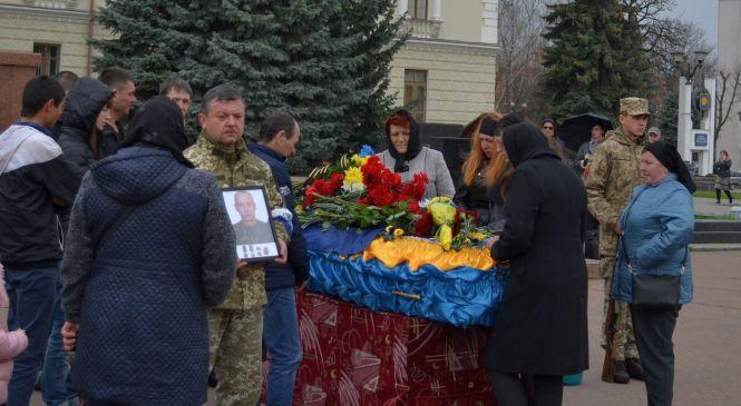 У Хмельницькому попрощалися із Миколою Неживим, який загинув на Сході, фото №3 на сайті vsim.ua