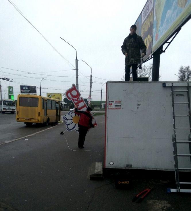 Новини Тернополя - фото з На Бандери демонтували тимчасову споруду- автопричіп На Бандери демонтували тимчасову споруду- автопричіп, фото №1 на сайті 20minut.ua