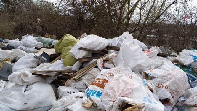Сміттєзвалище на Подільській: тонни відходів від виробництва за кілька метрів від будівель, фото №1 на сайті 20minut.ua