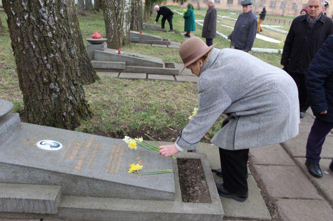 Новини Хмельницького - фото з У Хмельницькому вшанували пам’ять в’язнів нацистських концтаборів У Хмельницькому вшанували пам’ять в’язнів нацистських концтаборів, фото №3 на сайті vsim.ua