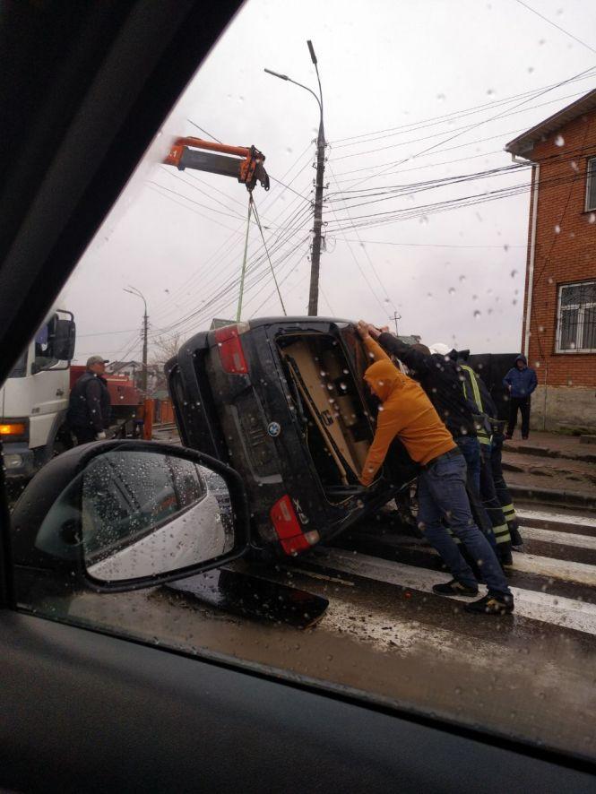 На Старому місті перекинувся позашляховик «БМВ», фото №1 на сайті 20minut.ua