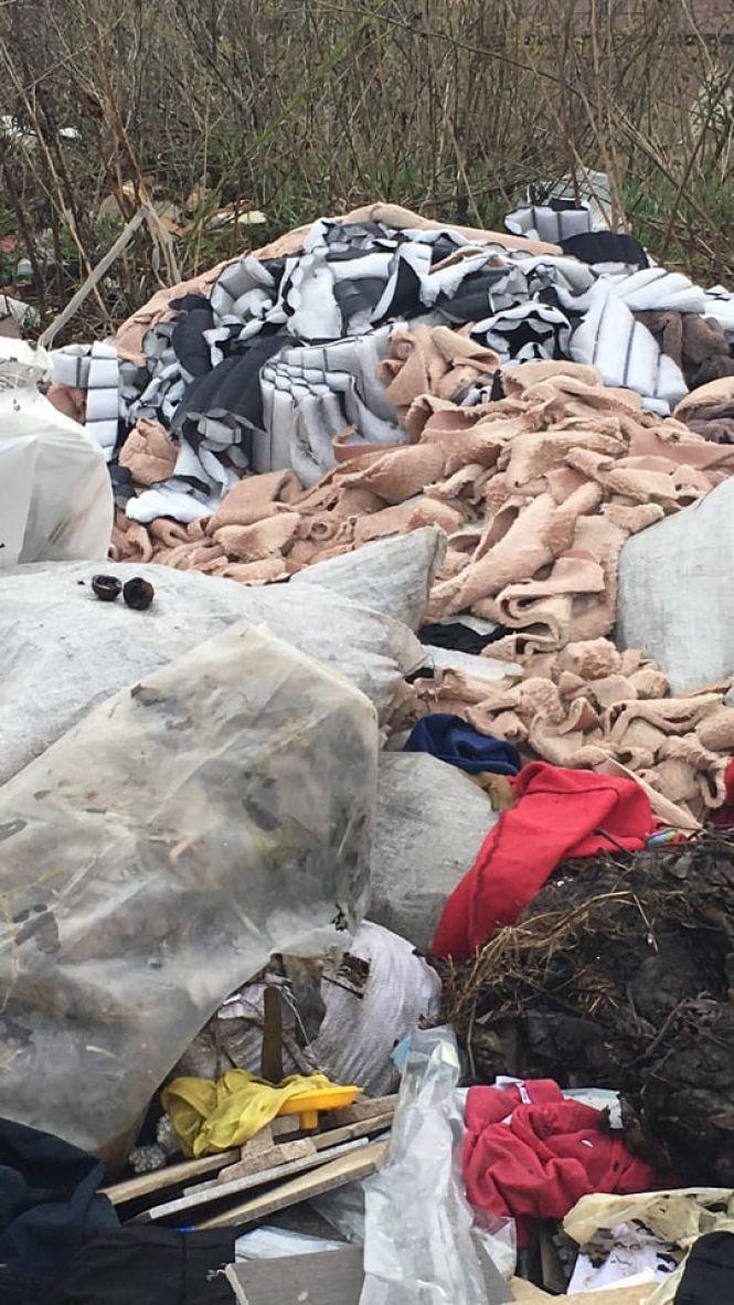 Сміттєзвалище на Подільській: тонни відходів від виробництва за кілька метрів від будівель, фото №2 на сайті 20minut.ua