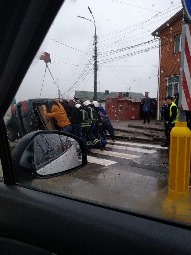 На Старому місті перекинувся позашляховик «БМВ», фото №2 на сайті 20minut.ua