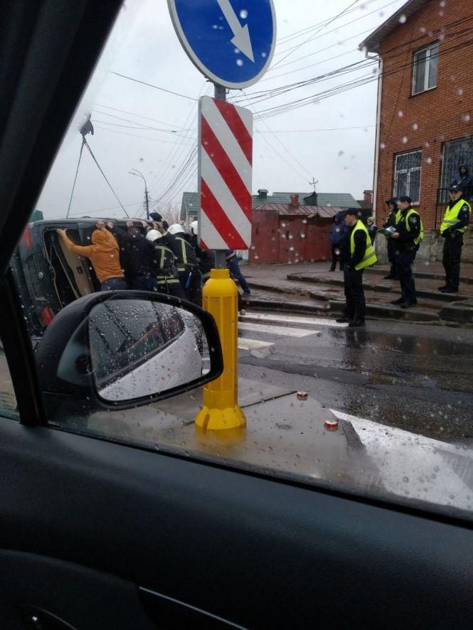 На Старому місті перекинувся позашляховик «БМВ», фото №3 на сайті 20minut.ua