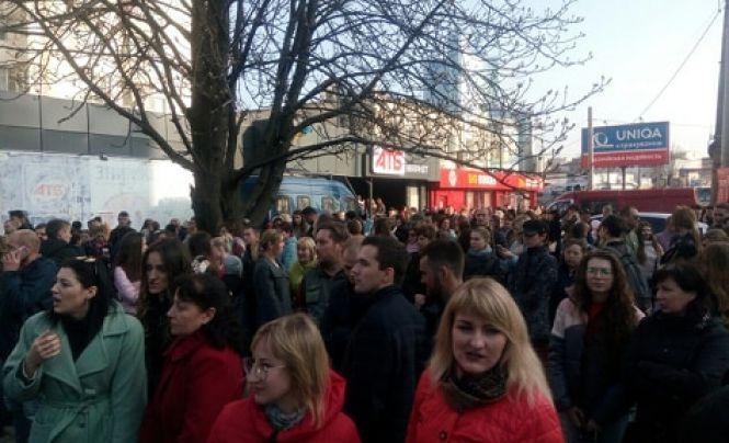 Новини Хмельницького - фото з В “Кварталі” та “Оазисі” шукали вибухівку В “Кварталі” та “Оазисі” шукали вибухівку, фото №5 на сайті vsim.ua