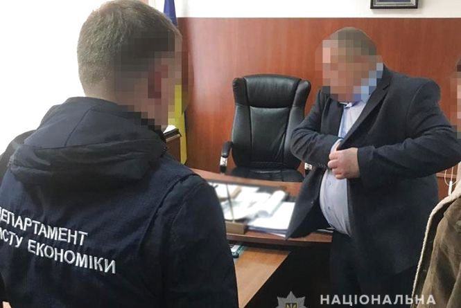 Новини Вінниці - фото з Посадовця з ОДА, який попався на хабарі, відсторонили від посади Посадовця з ОДА, який попався на хабарі, відсторонили від посади, фото №1 на сайті 20minut.ua
