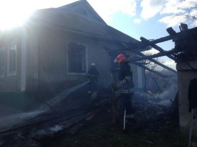 Новини Вінниці - фото з На Вінниччині згорів гараж. Вогонь перекинувся на будинок На Вінниччині згорів гараж. Вогонь перекинувся на будинок, фото №1 на сайті 20minut.ua