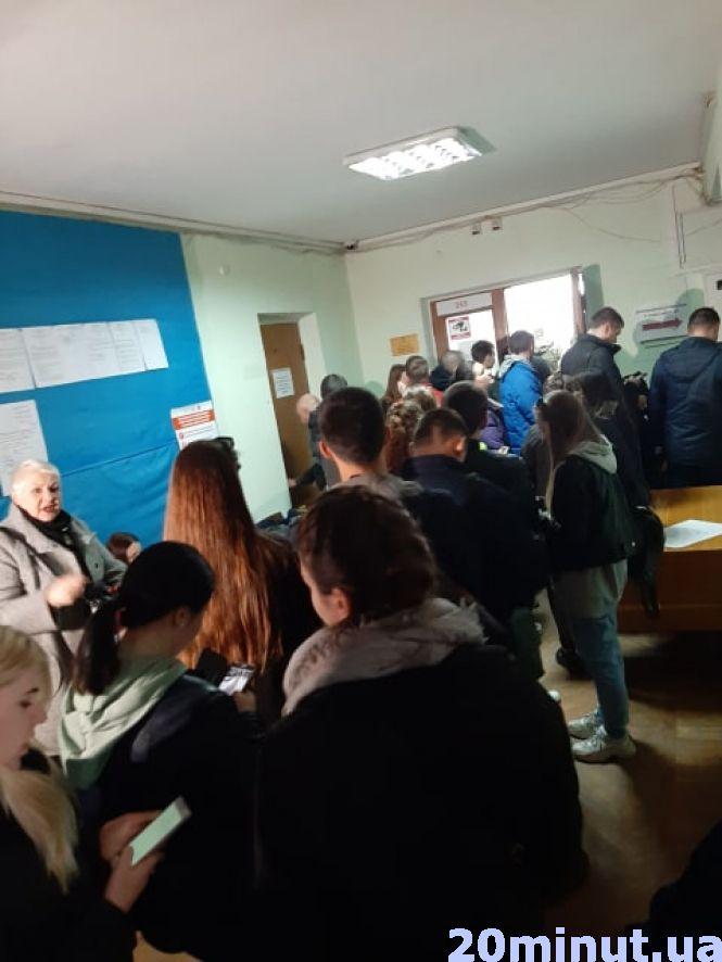 Новини Вінниці - фото з Вінничани стоять у кількаповерхових чергах для зміни місця голосування Вінничани стоять у кількаповерхових чергах для зміни місця голосування, фото №1 на сайті 20minut.ua