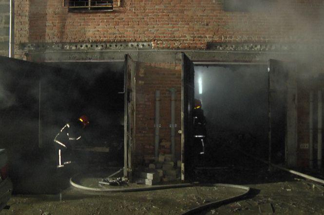 Новини Хмельницького - фото з 17 рятувальників на 5 машинах гасили пожежу в гаражному масиві у Раковому (ВІДЕО, ФОТО) 17 рятувальників на 5 машинах гасили пожежу в гаражному масиві у Раковому (ВІДЕО, ФОТО), фото №2 на сайті vsim.ua