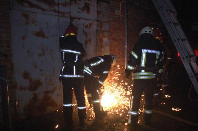 Новини Хмельницького - фото з 17 рятувальників на 5 машинах гасили пожежу в гаражному масиві у Раковому (ВІДЕО, ФОТО) 17 рятувальників на 5 машинах гасили пожежу в гаражному масиві у Раковому (ВІДЕО, ФОТО), фото №1 на сайті vsim.ua