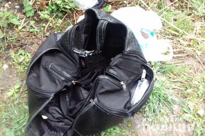 Новини Хмельницького - фото з У Хмельницькому бандити у масках напали на ювелірів: забрали сумку з прикрасами та 150 тисяч гривень У Хмельницькому бандити у масках напали на ювелірів: забрали сумку з прикрасами та 150 тисяч гривень, фото №1 на сайті vsim.ua