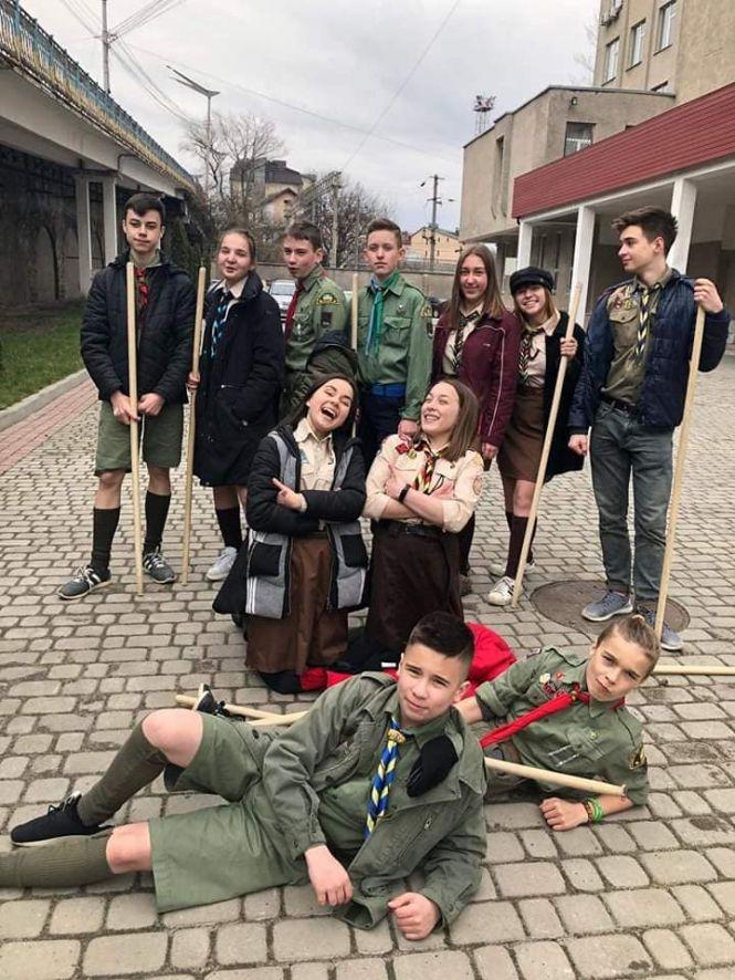 Новини Тернополя - фото з Тернопільські пластуни збирають кошти на мазепинки Тернопільські пластуни збирають кошти на мазепинки, фото №1 на сайті 20minut.ua