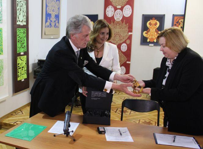 Новини Вінниці - фото з «Щоб Вінниця світила, як зірка Астерія». Ющенко вручив музею копію бурштинового намиста «Щоб Вінниця світила, як зірка Астерія». Ющенко вручив музею копію бурштинового намиста, фото №9 на сайті 20minut.ua