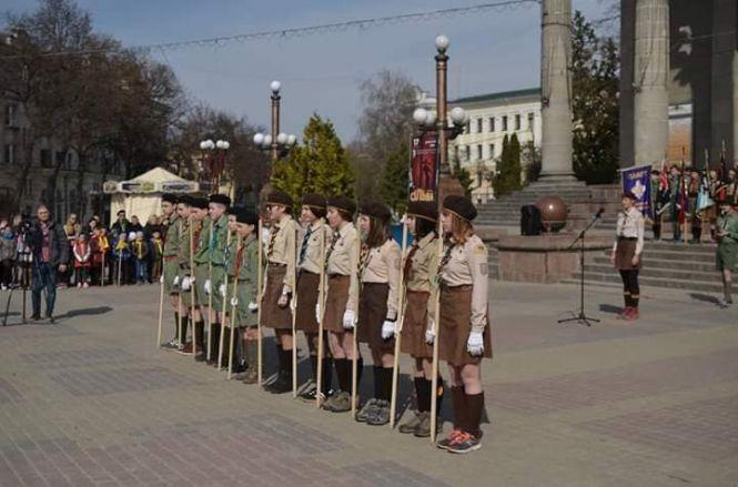 Новини Тернополя - фото з Тернопільські пластуни збирають кошти на мазепинки Тернопільські пластуни збирають кошти на мазепинки, фото №2 на сайті 20minut.ua
